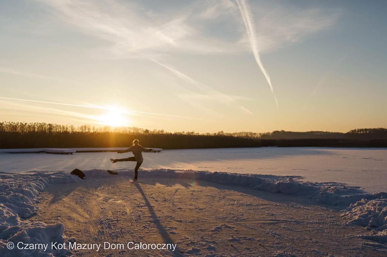 Czarny Kot Mazury Dom Caloroczny Villa Malkinie Exteriör bild