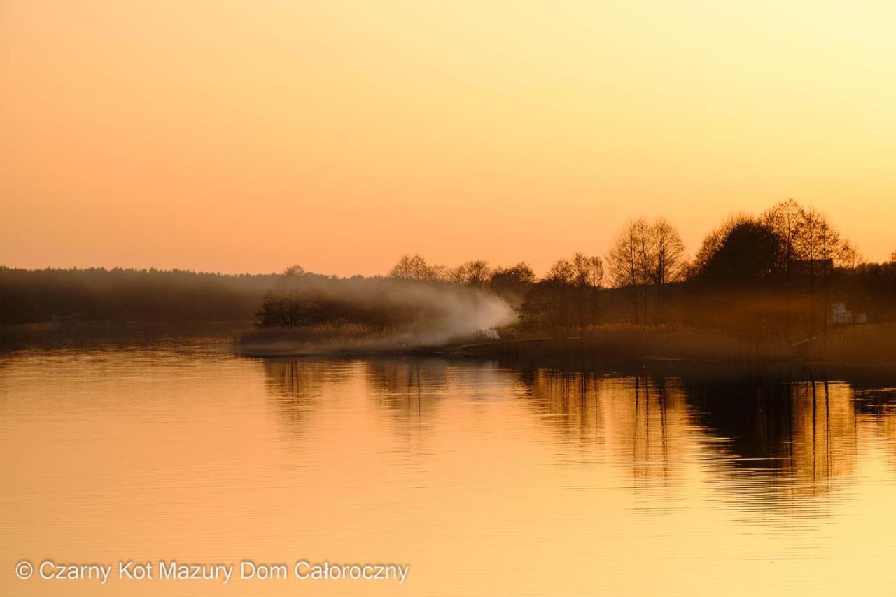 Czarny Kot Mazury Dom Caloroczny Villa Malkinie Exteriör bild